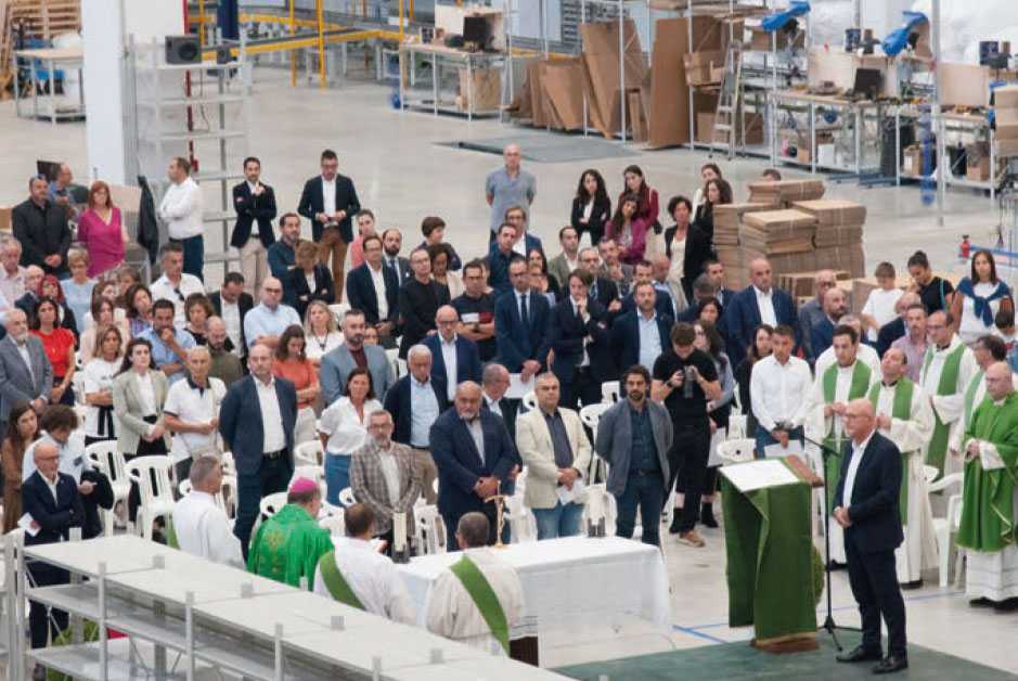 A celebração da Santa Missa durante a inauguração da nova instalação