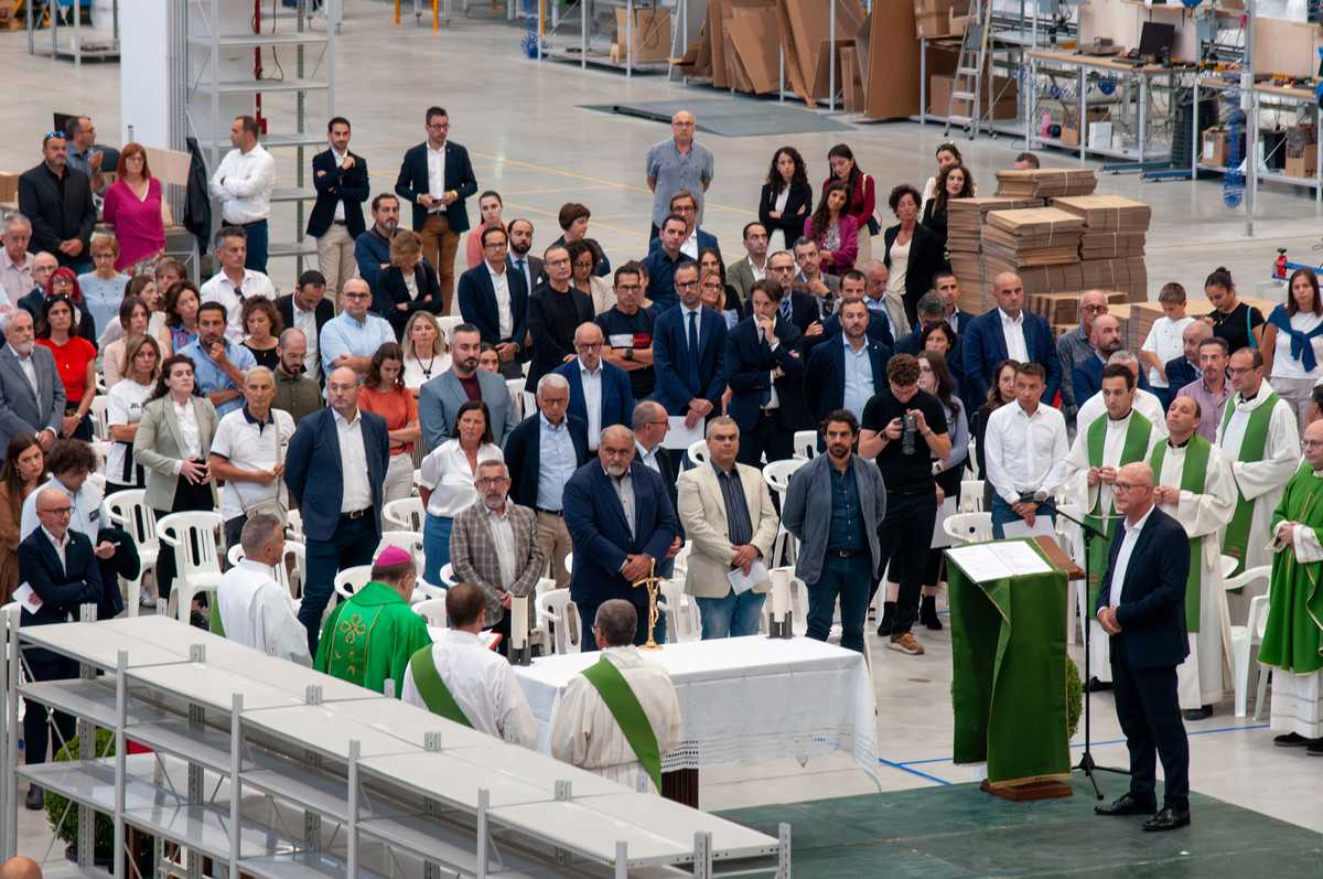 A celebração da Santa Missa durante a inauguração da nova instalação.